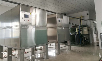Ligne de production de glace comestible carrée semi-automatique de 20 tonnes pour un client de Zhengzhou